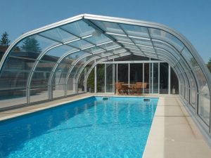 Quel abri piscine telescopique choisir pour optimiser l’espace et la sécurité