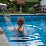 Piscine eau blanche : causes possibles et solutions efficaces pour retrouver une eau claire