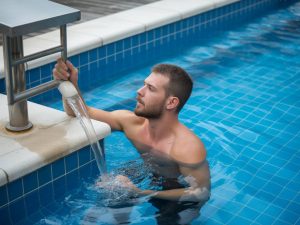 Comment baisser le tac piscine sans déséquilibrer le pH et le chlore